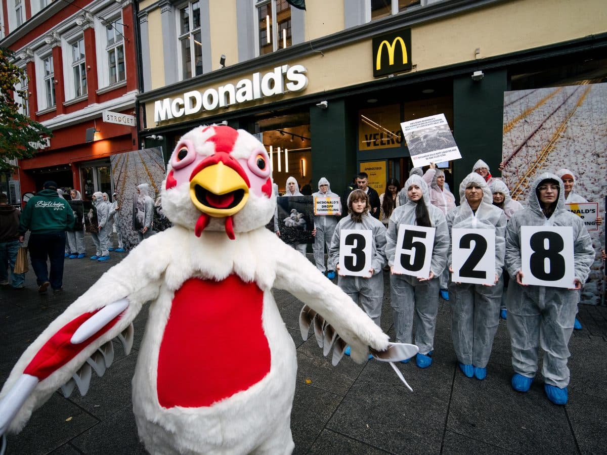 Aksjon utenfor en McDonald's restaurant med mange mennesker